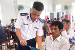 Cảnh sát biển hướng dẫn ngư dân các biện pháp chống khai thác IUU. (Ảnh: TTXVN phát)