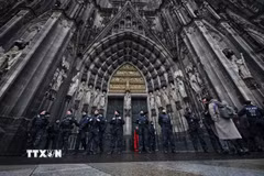Cảnh sát tăng cường an ninh bên ngoài Nhà thờ Cologne, Đức. (Ảnh: AFP/TTXVN)