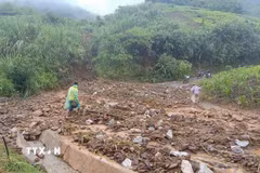 Đất đá tràn kín mặt đường gây ách tắc giao thông tại Km2+550 tuyến đường Huổi Só-Huổi Lóng. (Ảnh: TTXVN phát)