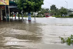 Tuyến đường Nguyễn Công Trứ giao đường Âu Cơ, phường Hạc Thành, tỉnh Thanh Hóa, ngập sâu do mưa lớn kéo dài. (Ảnh: Khiếu Tư/TTXVN)