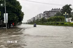 Đường Âu Cơ ngập sâu do mưa lớn kéo dài, phường Hạc Thành, tỉnh Thanh Hóa. (Ảnh: Khiếu Tư/TTXVN)