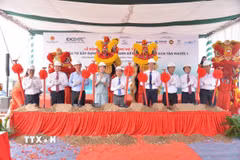 Các đại biểu thực hiện nghi thức động thổ Khu công nghiệp Tân Phước 1. (Ảnh Công Trí/TTXVN)
