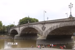 Nước sông xuống thấp làm trơ các trụ của cây cầu Kew bắc qua sông Thames đoạn ở London. (Ảnh: Hữu Tiến/TTXVN)