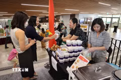 Quầy ẩm thực của Phái đoàn Việt Nam. (Ảnh: Anh Hiển/TTXVN)