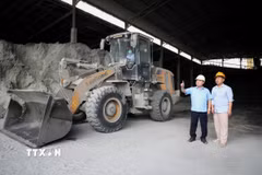Ông Nguyễn Thanh Phong (trái), Chủ tịch Hội đồng quản trị Công ty CP Sông Cầu Hà Bắc, Phó Chủ tịch Hội Doanh nghiệp tỉnh Bắc Ninh, điều hành sản xuất. (Ảnh: Danh Lam/TTXVN)
