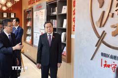 Chủ tịch Quốc hội Trần Thanh Mẫn khảo sát tại điểm liên lạc lập pháp Nam Ma Phòng ở quận Triều Dương. (Ảnh: Quang Hưng/TTXVN)
