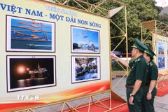 Các đại biểu tham quan triển lãm. (Ảnh: Tiến Lực/TTXVN)