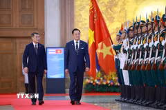 Thủ tướng Lê Minh Hưng và Thủ tướng Vương quốc Thái Lan Anutin Charnvirakul duyệt Đội danh dự Quân đội nhân dân Việt Nam. (Ảnh: Dương Giang/TTXVN)