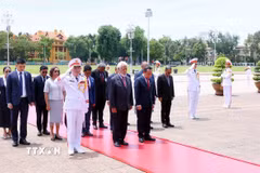 Thủ tướng Timor-Leste Kay Rala Xanana Gusmão đến đặt vòng hoa và vào Lăng viếng Chủ tịch Hồ Chí Minh. (Ảnh: Phạm Kiên/TTXVN)