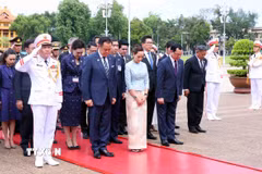 Thủ tướng Vương quốc Thái Lan Anutin Charnvirakul và Phu nhân đến đặt vòng hoa và vào Lăng viếng Chủ tịch Hồ Chí Minh. (Ảnh: Phạm Kiên/TTXVN)