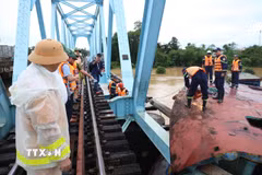 Hiện công tác giải cứu vẫn đang được các lực lượng chức năng tập trung triển khai. (Ảnh: TTXVN phát)