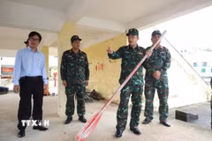 Đại tá Trần Hữu Ích (Chỉ huy trưởng Bộ Chỉ huy Quân sự thành phố Đà Nẵng) kiểm tra công tác chuẩn bị, ứng phó với mưa lũ tại các địa phương có nguy cơ ngập sâu, chia cắt. (Ảnh: TTXVN phát)