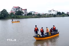 Lực lượng chức năng và Đội Cứu hộ 116 tìm kiếm quân nhân và nạn nhân mất tích. (Ảnh: Đinh Văn Nhiều/TTXVN)