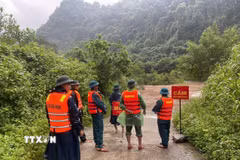 Cán bộ, chiến sỹ lực lượng vũ trang tỉnh Quảng Trị cảnh giới, cắm biển cảnh báo tại các khu vực nguy hiểm. (Ảnh: TTXVN phát)