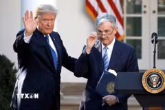 Tổng thống Mỹ Donald Trump (trái) và Chủ tịch Fed Jerome Powell tại Nhà Trắng. (Ảnh: REUTERS/TTXVN)
