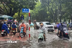 Mưa lớn gây ngập lụt nhiều nơi ở Hà Nội. (Ảnh: Minh Quyết/TTXVN)