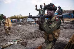 Binh sỹ Quân đội giải phóng nhân dân Sudan sử dụng vũ khí tại Lelo, ngoại ô Malakal, phía Bắc Nam Sudan. (Ảnh: AFP/TTXVN)