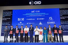 Các doanh nghiệp công bố hợp tác chiến lược thúc đẩy thành phố công nghiệp thế hệ mới. (Ảnh: Thu Hoài/TTXVN)