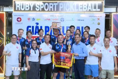 Đại diện Ban Tổ chức trao Cúp Vô địch cho đội Pickleball Câu lạc bộ đồng hương Hà Nội. (Ảnh: Xuân Tú/TTXVN)