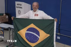 Tổng thống Brazil Luiz Inacio Lula da Silva bỏ phiếu tại một điểm bầu cử ở Sao Bernardo do Campo, Brazil. (Ảnh: THX/TTXVN phát)