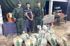 Phạm Văn Hậu cùng tang vật thu giữ. (Ảnh: Công an cung cấp)