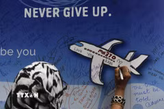 Thông điệp tưởng nhớ các nạn nhân MH370. (Ảnh: AFP/TTXVN)