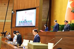 Chủ tịch Quốc hội Trần Thanh Mẫn và lãnh đạo Quốc hội dành một phút mặc niệm cố Chủ tịch Quốc hội Lào Saysomphone Phomvihane. (Ảnh: Doãn Tấn/TTXVN)