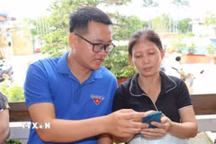 Đoàn viên thanh niên trực tiếp hỗ trợ người dân nâng cao kỹ năng số. (Ảnh minh hoạ: Thùy Dung/TTXVN)