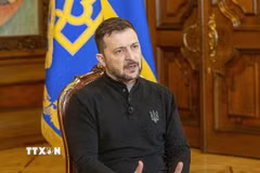 Tổng thống Ukraine Volodymyr Zelensky trả lời phỏng vấn báo chí ở Kiev. (Ảnh: Kyodo/TTXVN)