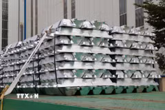 Sản phẩm nhôm thỏi được sản xuất tại Nhà máy Điện phân nhôm Đắk Nông (Khu công nghiệp Nhân Cơ, xã Nhân Cơ, tỉnh Lâm Đồng). (Ảnh: Nguyễn Huy Thành/TTXVN)