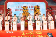 Các đại biểu bấm nút khởi công cầu Trà Khúc 1. (Ảnh: Cao Nguyên/TTXVN)