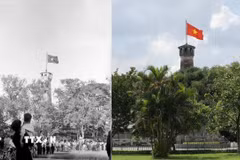 Cột cờ Hà Nội, có tuổi đời hơn 200 năm, là công trình lịch sử đặc biệt trong Quần thể di tích Hoàng thành Thăng Long. Không chỉ là biểu tượng của Thủ đô, Cột cờ Hà Nội còn là chứng tích cho một thời kháng chiến oanh liệt, dấu ấn kiên cường, bất khuất của các thế hệ người dân đất Hà thành. Trong ngày Giải phóng Thủ đô 10/10/1954, Lễ thượng cờ Tổ quốc trên đỉnh “Cột cờ Hà Nội” đã trở thành giây phút thiêng liêng với người dân Thủ đô. (Ảnh: Tư liệu TTXVN)
