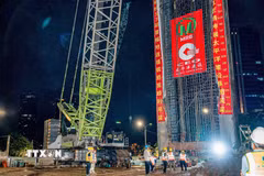 Lồng thép đầu tiên của hệ thống tường vây ga S3 (thuộc tuyến Metro số 5) được chuẩn bị trước khi cẩu hạ vào hố đào theo đúng quy trình kỹ thuật. (Ảnh: Trung Nguyên/TTXVN)
