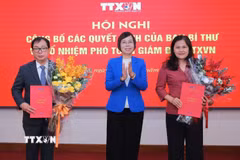 Đồng chí Vũ Việt Trang, Ủy viên Ban Thường vụ Đảng ủy các cơ quan Đảng Trung ương, Bí thư Đảng ủy, Tổng giám đốc Thông tấn xã Việt Nam, Phó trưởng ban Tuyên giáo Trung ương trao quyết định bổ nhiệm Phó Tổng giám đốc TTXVN Nguyễn Tuấn Hùng - Phó Bí thư Thường trực Đảng ủy và Phó Tổng giám đốc TTXVN Nguyễn Thị Sự. (Ảnh: Hoàng Hiếu/TTXVN)