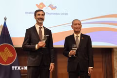 Đại sứ Việt Nam tại Slovakia Phạm Trường Giang và Bộ trưởng Ngoại giao và Các vấn đề châu Âu Slovakia Juraj Blanár. (Ảnh: TTXVN phát)