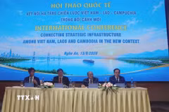 Các lãnh đạo 3 nước Việt Nam-Lào-Campuchia chủ trì hội thảo. (Ảnh: Trịnh Duy Hưng/TTXVN)