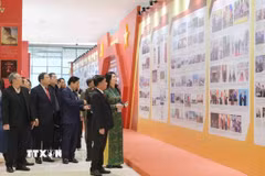 Thường trực Ban Bí thư Trần Cẩm Tú tham quan khu trưng bày ảnh “Dưới cờ Đảng - đất nước tiến vào kỷ nguyên mới” do TTXVN thực hiện. (Ảnh: Phương Hoa/TTXVN)
