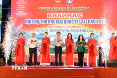 Các đại biểu cắt băng khai mạc Hội chợ thương mại quốc tế Lai Châu 2026. (Ảnh: Quý Trung/TTXVN)