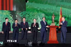 Tổng Bí thư, Chủ tịch nước Tô Lâm trao tặng Huân chương Lao động hạng Nhất cho Đảng bộ, chính quyền và Nhân dân tỉnh Thái Nguyên. (Ảnh: Thống Nhất/TTXVN)