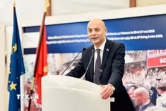 Đại sứ Pháp tại Việt Nam Didier Le Bret phát biểu với phóng viên báo chí về tiềm năng phát triển của Việt Nam cũng như các định hướng hợp tác trọng tâm giữa hai nước trong thời gian tới. (Ảnh: Việt Đức/TTXVN)