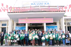 Lãnh đạo tỉnh Thái Nguyên đón Đoàn Phu nhân, Phu quân các Đại sứ, Trưởng các cơ quan đại diện nước ngoài tại Việt Nam cùng khách du lịch tham quan tại ga Lưu Xá, Thái Nguyên. (Ảnh: Trần Trang/TTXVN)