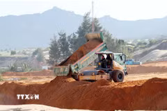 Các nhà thầu tập trung san lấp mặt bằng thi công các hạng mục khu tái định cư dự án Nhà máy Điện hạt nhân Ninh Thuận 1 (xã Phước Dinh). (Ảnh: Công Thử/TTXVN)