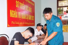 Dù có công việc ổn định, nhiều thanh niên vẫn sẵn sàng gác lại dự định, viết đơn tình nguyện lên đường thực hiện nghĩa vụ quân sự. (Ảnh: Mai Trang/TTXVN)