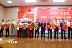 Ủy viên Trung ương Đảng, Bí thư Tỉnh ủy Quảng Ngãi Hồ Văn Niên trao Quyết định cho các cán bộ được điều động, luân chuyển. (Ảnh: Phạm Cường/TTXVN)