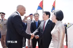 Bộ trưởng Bộ Giáo dục và Đào tạo Ai Cập Mohammed Abdel Latif đón Chủ tịch nước Lương Cường và Phu nhân tại sân bay quốc tế Cairo, Ai Cập. (Ảnh: Lâm Khánh/TTXVN)