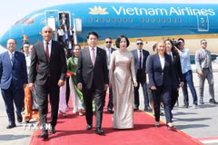 Lễ đón Chủ tịch nước Lương Cường và Phu nhân tại sân bay quốc tế Cairo, Ai Cập. (Ảnh: Lâm Khánh/TTXVN)