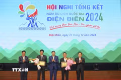 Bí thư Tỉnh ủy Điện Biên Trần Quốc Cường trao Kỷ niệm chương cho Phó Thủ tướng Chính phủ Hồ Đức Phớc và Thứ trưởng Bộ Văn hóa, Thể thao và Du lịch Hồ An Phong. (Ảnh: Xuân Tư/TTXVN)