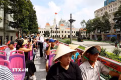 Khách quốc tế tham quan trung tâm Thành phố Hồ Chí Minh bằng xe bus hai tầng. (Ảnh: Hồng Đạt/TTXVN)