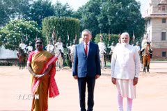 Tổng thống Droupadi Murmu và Thủ tướng Narendra Modi đồng chủ trì Lễ đón trọng thể Tổng Bí thư, Chủ tịch nước Tô Lâm thăm cấp Nhà nước tới Cộng hòa Ấn Độ. (Ảnh: Thống Nhất/TTXVN)