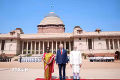 Tổng thống Droupadi Murmu và Thủ tướng Narendra Modi đồng chủ trì Lễ đón trọng thể Tổng Bí thư, Chủ tịch nước Tô Lâm thăm cấp Nhà nước tới Cộng hòa Ấn Độ. (Ảnh: Thống Nhất/TTXVN)